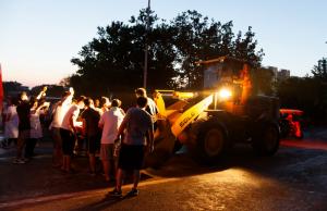 高遠人，與新鄉一起“扛”