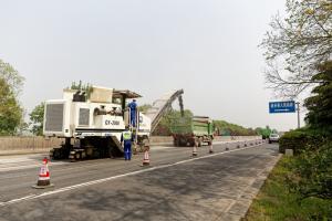 高遠(yuǎn)公司承擔(dān)的河南省交通運輸廳科技項目“適用于綠色公路養(yǎng)護(hù)的銑刨機(jī)關(guān)鍵技術(shù)及工程應(yīng)用研究”通過驗收